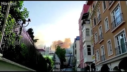 Beyoğlu'nda bir yabancı özel okulun çatısında çıkan yangın söndürüldü