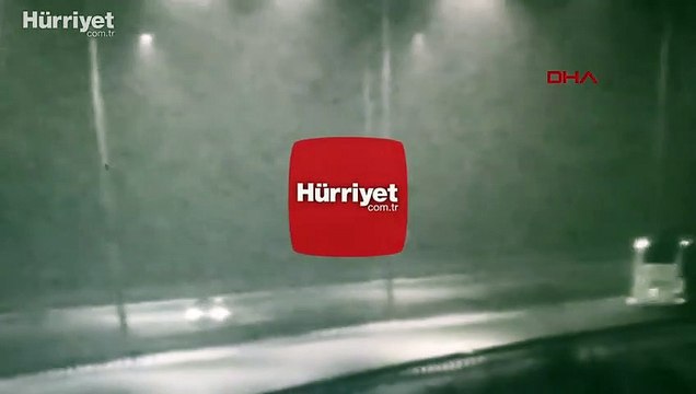 Ters şeride giren otomobille yolcu otobüsü çarpıştı! Feci kaza kamerada