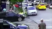 Gaziosmapaşa'da yayalara çarpan sürücüye linç girişimi ve kaza anı kamerada