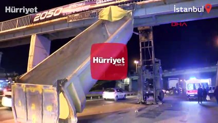 Büyükçekmece'de hafriyat kamyonun damperi üst geçide çarptı