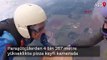 Paraşütçülerden 4 bin 267 metre yükseklikte pizza keyfi kamerada