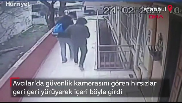 Avcılar'da güvenlik kamerasını gören hırsızlar geri geri yürüyerek binaya böyle girdi