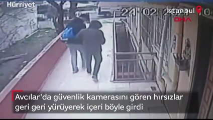 Avcılar'da güvenlik kamerasını gören hırsızlar geri geri yürüyerek binaya böyle girdi