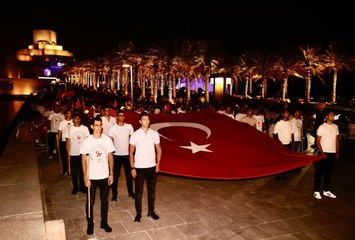 Türkiye'nin Doha Büyükelçiliği'nden Katar'da meşaleli "Cumhuriyet" yürüyüşü