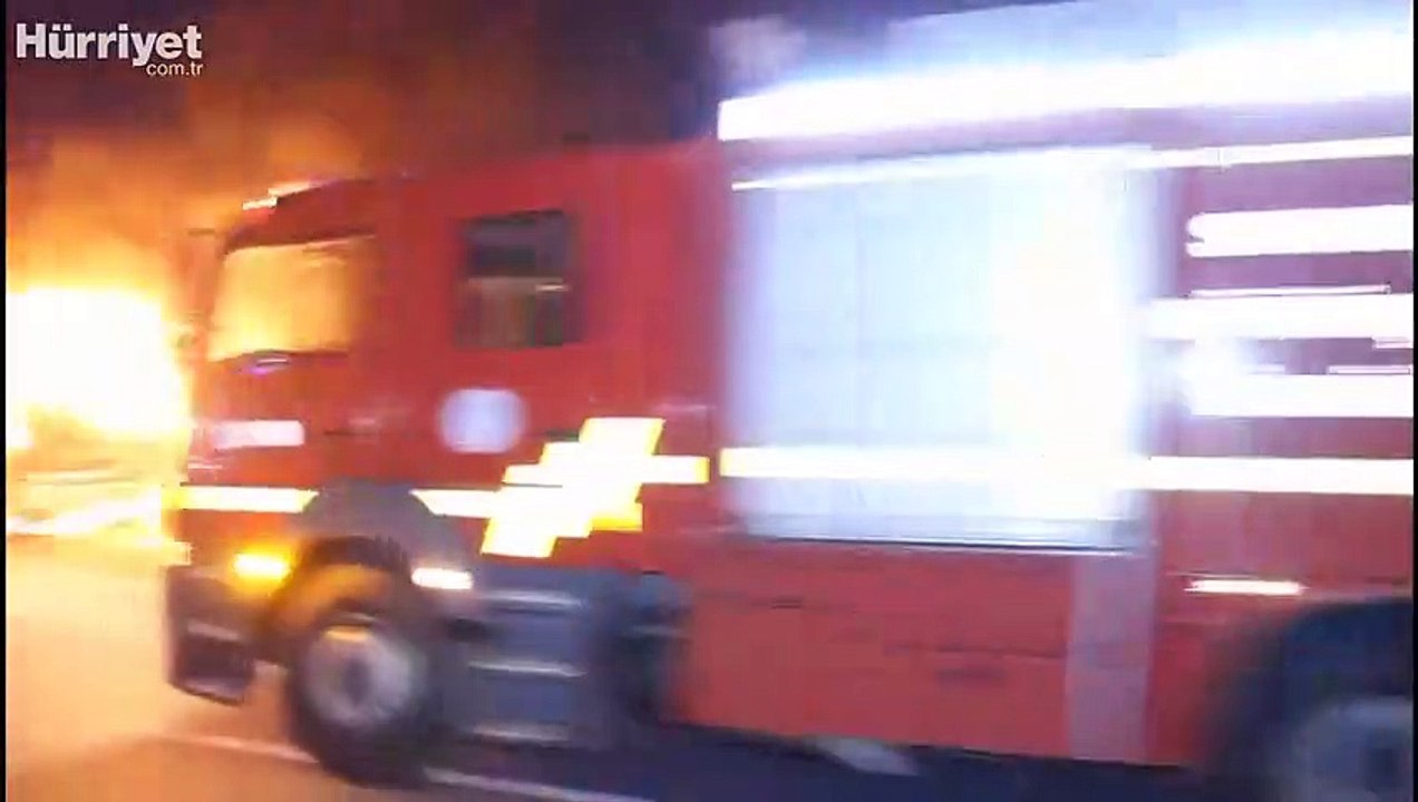 Seyir halinde alev alan kamyon itfaiye ekiplerince söndürüldü