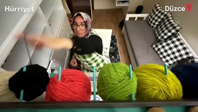 Engelli kızını yalnız bırakmamak için evinin bir odasını atölyeye dönüştürdü