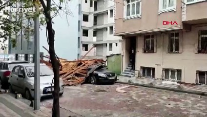 Sultangazi'de çatının araçların üzerine uçması güvenlik kamerasına yansıdı