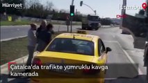 Trafik ışıklarında duran taksiciye böyle saldırdı