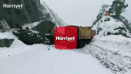 Heyelan, Zonguldak - İstanbul karayolunu kilitledi