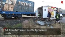 Afyonkarahisar'da yük treni, hemzemin geçitte kamyonete çarptı