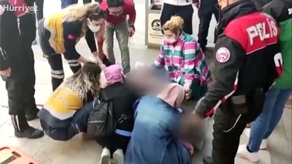 Kaldırımda yürüyen gence bıçaklı saldırı kamerada
