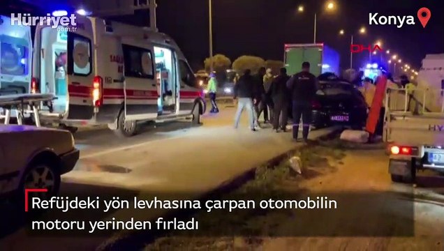 Refüjdeki yön levhasına çarpan otomobilin motoru yerinden fırladı