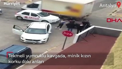 Minik kızın korku dolu anları! Tekmeli yumruklu kavga...