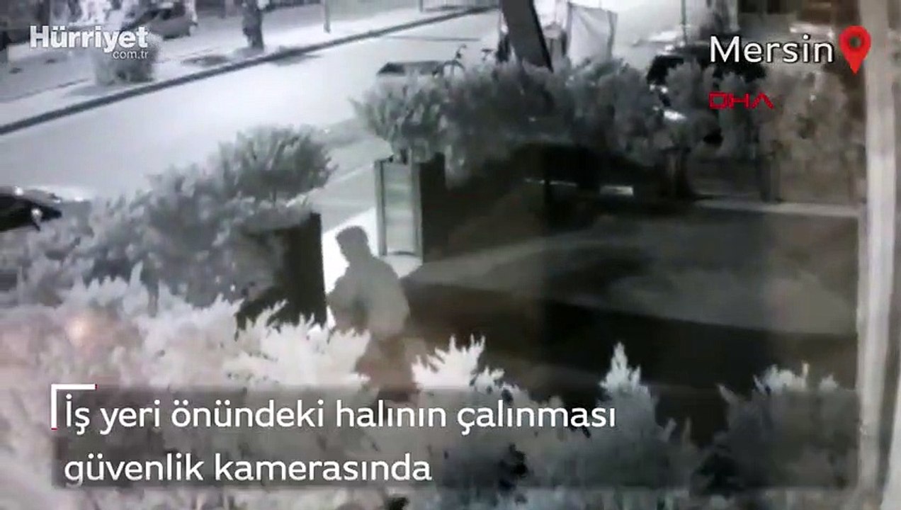 İş yeri önündeki halının çalınması güvenlik kamerasında