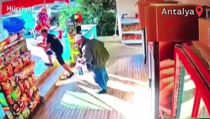 Market kirlenmesin diye ayakkabısını çıkarıp içeri girdi