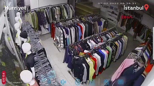 Çekmeköy'de kapıyı kaldırım taşıyla kırarak hırsızlık yaptılar