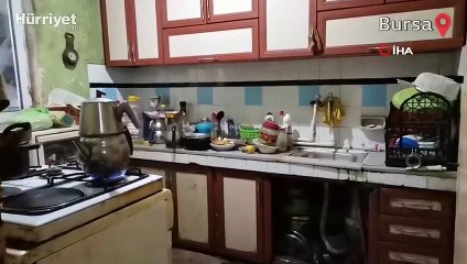 Kötü kokuların yayıldığı evden 3 kamyon çöp çıktı