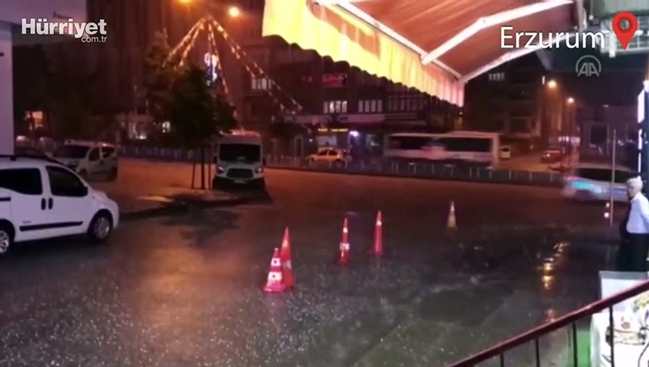 Erzurum dolu yağışıyla beyaza büründü, cadde ve sokaklarda taşkınlar yaşandı