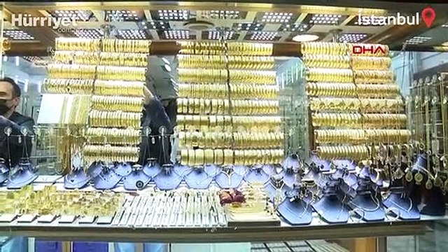 Biri oyaladı diğeri bileziği çaldı... Anbean kamerada