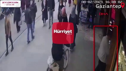 Döviz bürosundaki kişinin elindeki parayı alıp böyle kaçtı