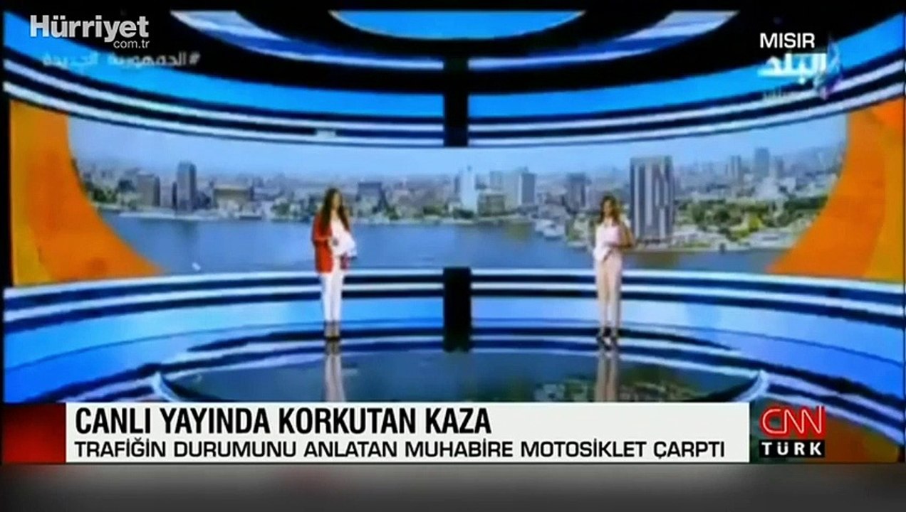 Yayın sırasında motosiklet çarptı! O anlar saniye saniye kamerada