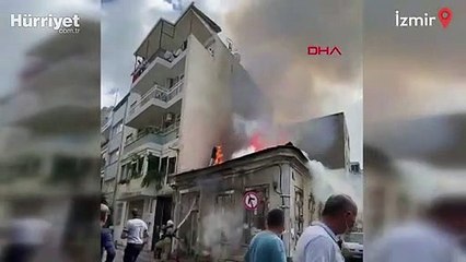 İzmir'de metruk ev alev alev yandı