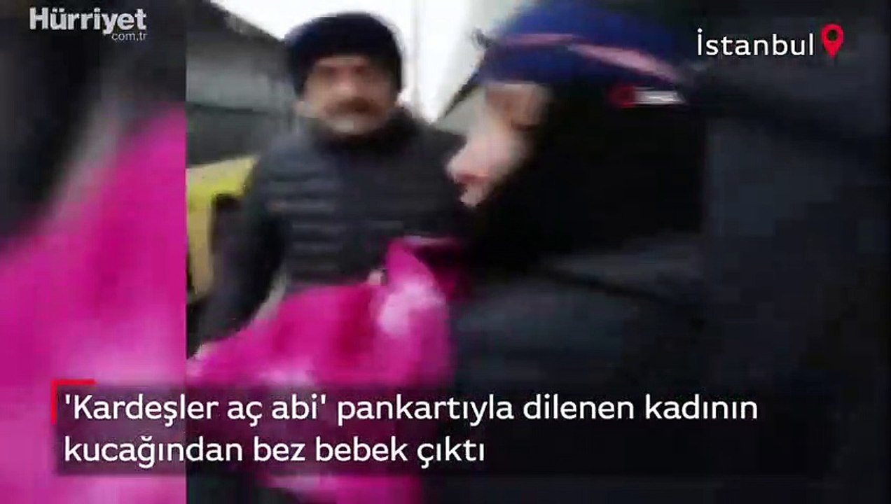 Akılalmaz görüntü! 'Kardeşler aç abi' pankartıyla dilenen kadının kucağından bez bebek çıktı