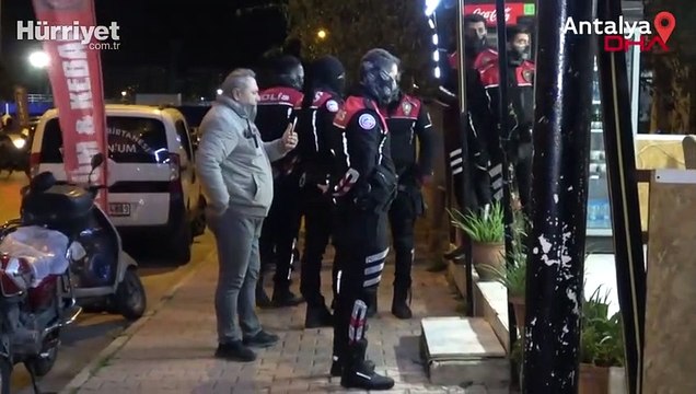 Ayağına savcı isteyip döner bıçağı ile kendini restorana kilitledi