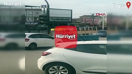 Yanında oturan kadını böyle darp etti