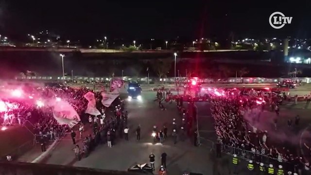 Corinthians é recebido com muita festa por torcedores na chegda à Neo Química Arena