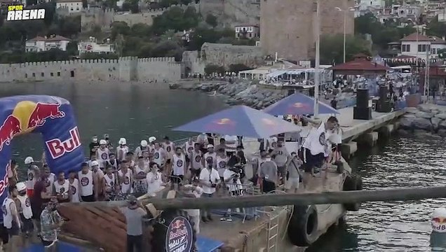 Yağlı Direk yarışması Denizcilik ve Kabotaj Bayramı’nı renklendirdi.