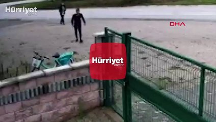 Bisikleti hareket ettiremeyince dönerek tekme attı