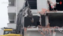 Bursa'da 4 katlı kaçak binanın yıkılma anı kameralara yansıdı