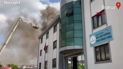 Bursa'da öğrenci yurdunun çatısında yangın