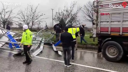 TIR'ın damperinin çarptığı tabelalar otomobilin üzerine düştü