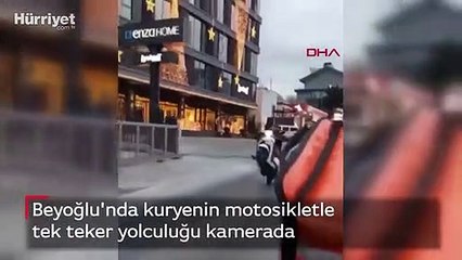 Beyoğlu'nda kuryenin motosikletle tek teker yolculuğu kamerada