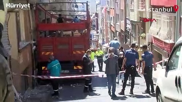 Şişli'de faciadan dönüldü! Kamyon binalara sürterek durabildi