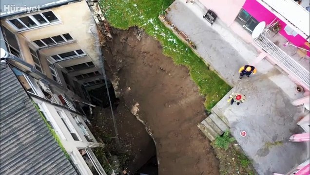 Bursa'da 5 katlı binanın istinat duvarı çöktü