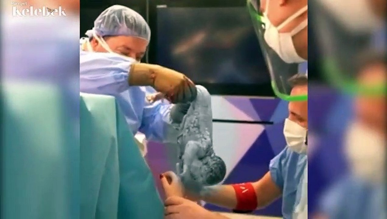Ünlü şarkıcı kızına kavuşma anlarını sosyal medya hesabından paylaştı.