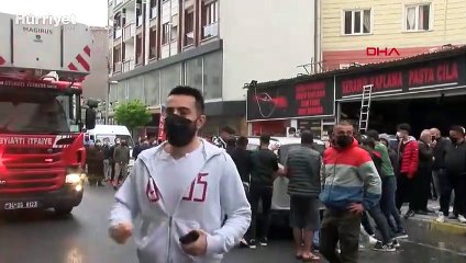 Esenyurt'ta 5 katlı binanın çatısı alev alev yanıyor