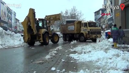 Suyu çekilen Beyşehir Gölü'ne kamyonlarla kar döküldü