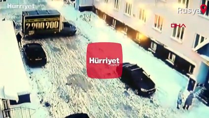 Dev kar kütlesi üzerlerine böyle düştü