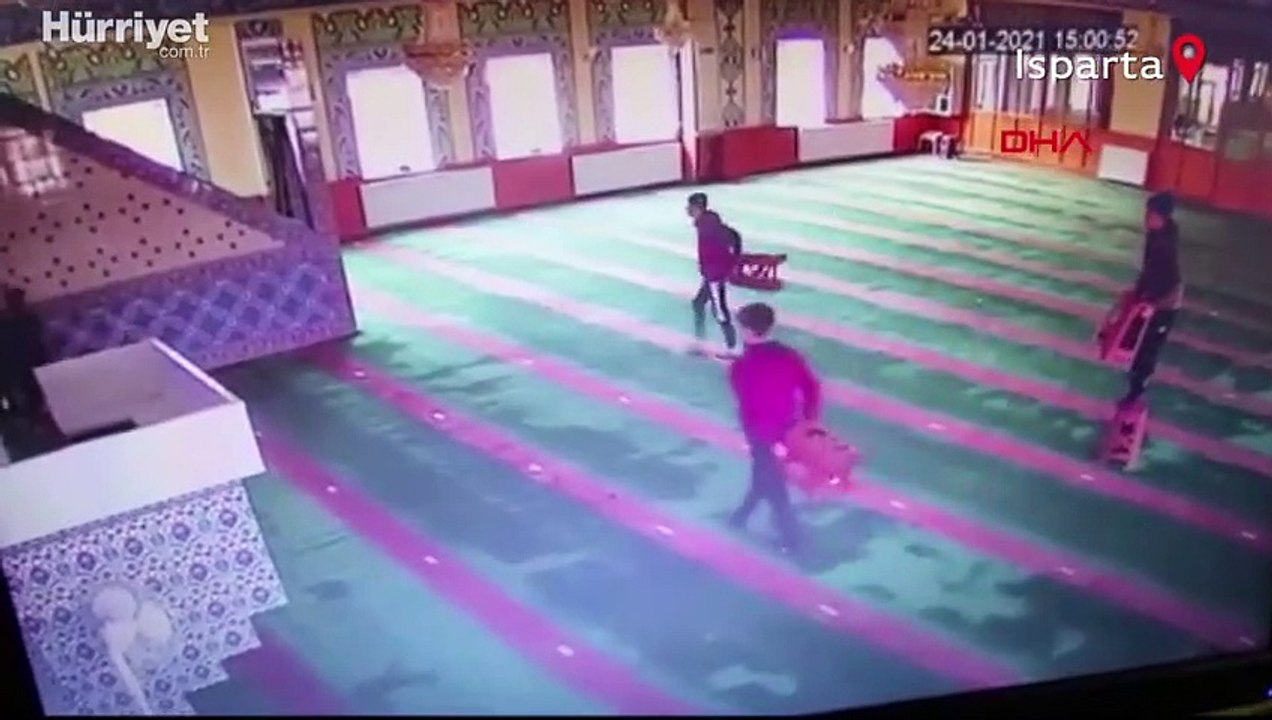 Isparta'da camiye giren çocuklar ortalığı birbirine kattı... O anlar kameraya yansıdı