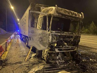 Otoyolda yanan TIR hurdaya döndü