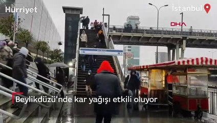 Beylikdüzü'nde kar yağışı etkili oluyor