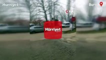 Elindeki kürek ile otoparktaki araçların camını böyle kırdı