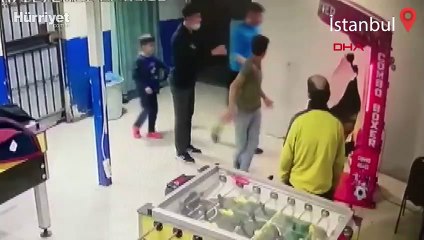 Sultangazi'de oyun makinesine tekme atarken duvara böyle girdi