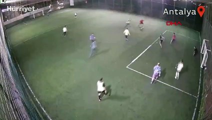 Halı sahada top oynarken kalp krizi geçirdi