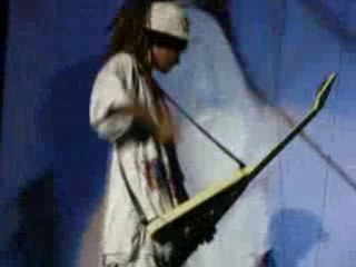 09.03.08-Tom avec sa guitare le grand amour XD