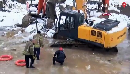 İş makinesi içerisi su ve buz dolu çukura düştü